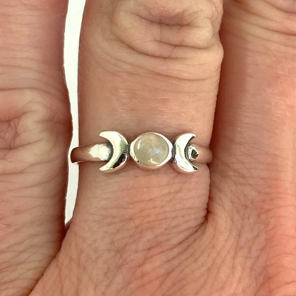 Sterling Silver 925 Dainty Minimalist Moonstone Crescent Moon Band Ring Sz 4.75